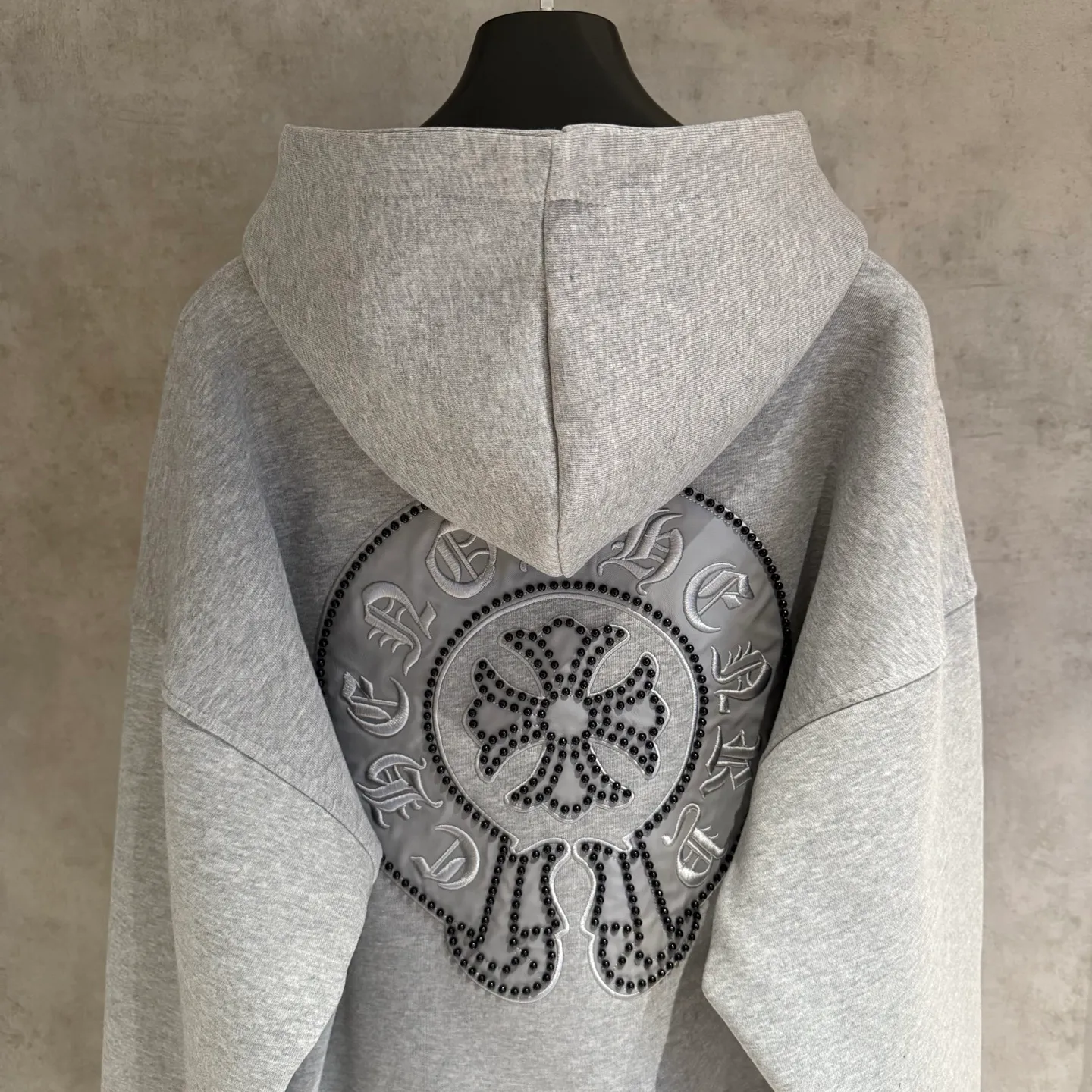 🅿️410 [Strict quality control] CH Croixin's new long-sleeved hooded sweatshirt. The fabric is made of heavy 480g double yarn fabric. Front and back embroidery➕beads. Ready-to-wear loose fit. The fabric is stiff and stylish. It does not deform or shrink. Color: black, white, floral gray. Size: M-2xl